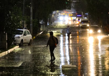 En la Autopista México-Puebla se reportó la caía de árboles y encharcamientos, lo que contribuyó al entorpecimiento del flujo automovilístico.