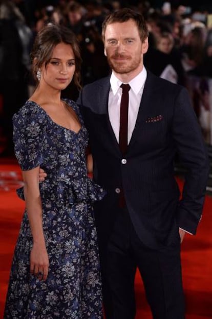 Michael Fassbender junto a su novia, la actriz Alicia Vikander, durante la presentación de 'La luz entre los océanos', película que ambos protagonizan.