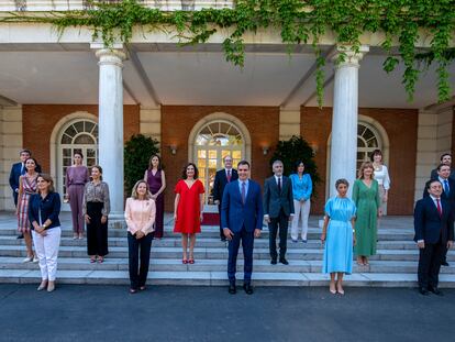 El presidente del Gobierno, Pedro Sánchez, preside la tradicional foto de familia de la nueva composición del Ejecutivo en las escalinatas del Palacio de la Moncloa.