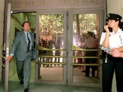 De la Rosa, a la salida de una de sus comparecencias en la Audiencia Nacional, en julio de 2001.