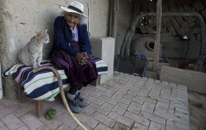 Cada vez hay más centenarios, pero su caso sorprende porque Bolivia es uno de los países de América Latina con la tasa más baja de esperanza de vida, 70,4 años, según la Comisión Económica para América Latina (CEPAL). En la imagen con su gata ‘Minina’.