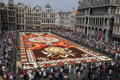 Tapiz gigante de flores que cubre la Grand Place de Bruselas. 