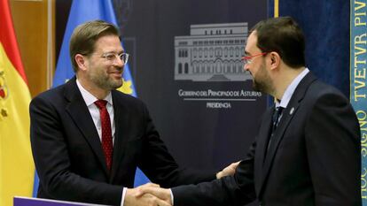 El presidente del Principado, Adrián Barbón (d), y el director de Relaciones Institucionales de Amazon para España y Portugal, Christoph Steck (i), durante el anuncio de la nueva sede del gigante comercial en Asturias, el 19 de marzo de 2024.