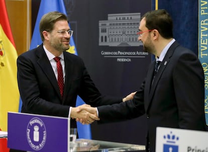 El presidente del Principado, Adrián Barbón (d), y el director de Relaciones Institucionales de Amazon para España y Portugal, Christoph Steck (i), durante el anuncio de la nueva sede del gigante comercial en Asturias, el 19 de marzo de 2024.