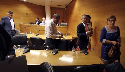 Los diputados del PSPV, EU y Compromís, en el momento de abandonar la comisión de reforma del Estatut.