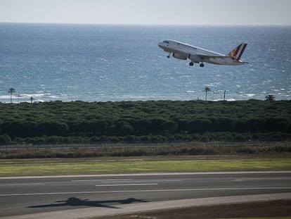 Um avião decola do Aeroporto do Prat em Barcelona.