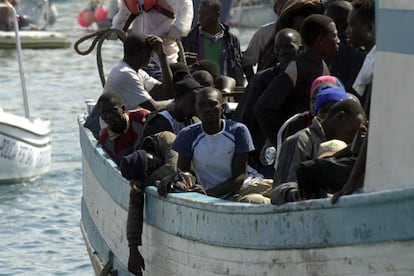 En la imagen, los inmigrantes llegan al puerto canario.