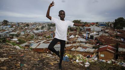 Un joven estudiante de ballet posa delante del barrio chabolista de Kibera, en Nairobi, uno de los suburbios más empobrecidos de África.