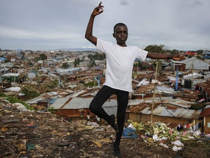 Un joven estudiante de ballet posa delante del barrio chabolista de Kibera, en Nairobi, uno de los suburbios más empobrecidos de África. 