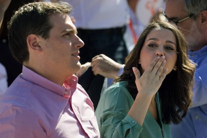 Albert Rivera (i) e Inés Arrimadas (d).