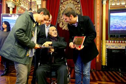 Azkuna conversa con Jon Arretxe, a la izuqierda, y Kirmen Uribe.