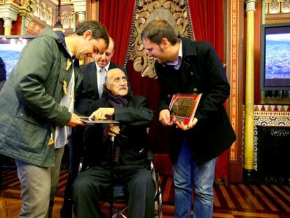 Azkuna conversa con Jon Arretxe, a la izuqierda, y Kirmen Uribe.