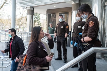 Miembros de seguridad del Juzgado de Plaza Castilla denegando la entrada a dos personas que querían acceder al edificio.