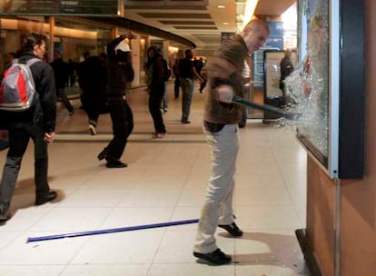 Un joven rompe un cristal durante los disturbios en los pasillos de conexión con el metro de la Estación del Norte de París.