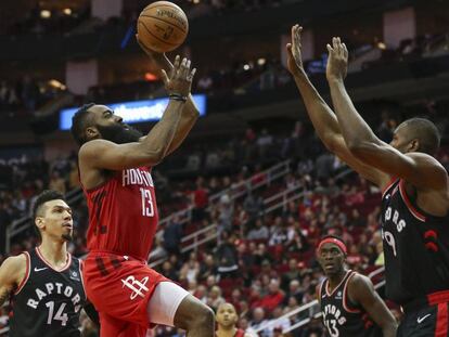 Harden lanza ante Ibaka.