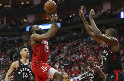 Harden lanza ante Ibaka.