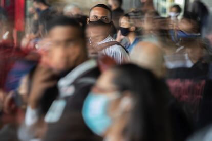 Aglomeração na rodoviária de Brasília, uma das regiões mais movimentadas da cidade.