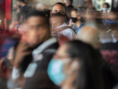 Aglomeração na rodoviária de Brasília, uma das regiões mais movimentadas da cidade.