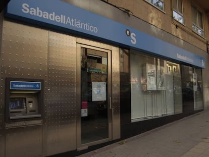 Sucursal del Banco Sabadell Atl&aacute;ntico en la calle L&oacute;pez de Hoyos de Madrid