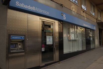 Sucursal del Banco Sabadell Atl&aacute;ntico en la calle L&oacute;pez de Hoyos de Madrid