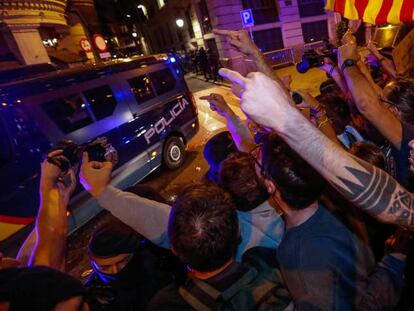 Protestas en Barcelona frente a furgonetas de la Policía el pasado 2 de octubre.