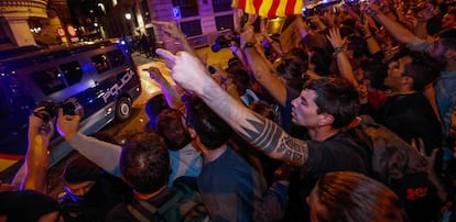 Protestas en Barcelona frente a furgonetas de la Policía el pasado 2 de octubre.