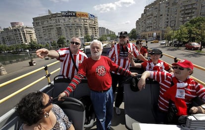 Seguidores del Athletic disfrutan de las vistas de Bucarest desde un autobús turístico.