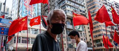 Banderas chinas en la ciudad de Hong Kong.