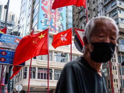 Banderas chinas en la ciudad de Hong Kong.