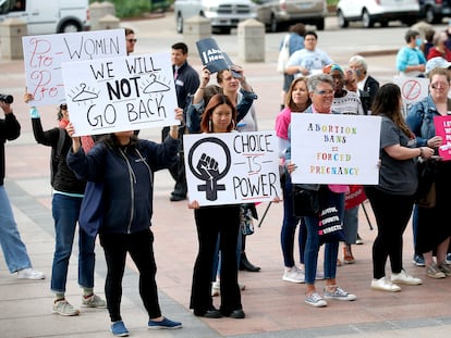 Manifestantes a favor del aborto frente al Capitolio de Oklahoma.