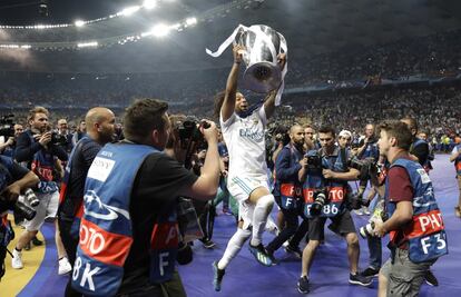 El jugador del Real Madrid Marcelo celebra la victoria de su equipo en la final de la Champions League contra el Liverpool en el estadio Olimpiyskiy de Kiev (Ucrania), el 26 de mayo de 2018.