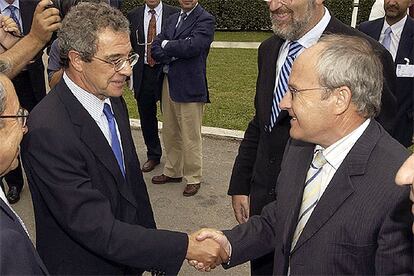 César Alierta, presidente de Telefónica, saluda al ministro de Industria, José Montilla, el pasado verano.