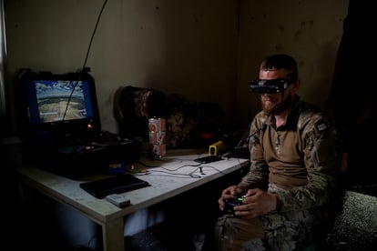 Un piloto de dron de las fuerzas especiales ucranias en Lyptsi (Ucrania), el 19 de junio.