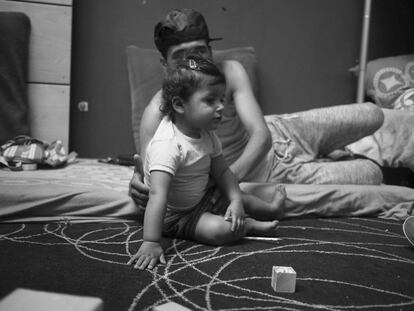 Anas y su familia viven en un pequeño habitáculo construido en medio de un polideportivo. Las paredes están hechas con toallas. Mientras hablamos, pasa el tiempo jugando con su hija. Más tarde, un grupo de compañeros organiza un partido de fútbol en el patio trasero del campo de refugiados. 