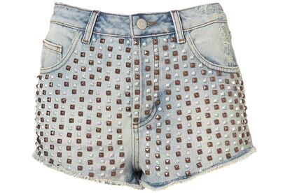 Aire rock: short tejano con tachuelas de Top Shop (75 euros).