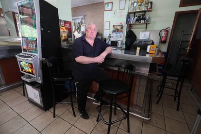 Santos López, dueño del bar Alvarri, en el barrio de San Cristobal, en Madrid