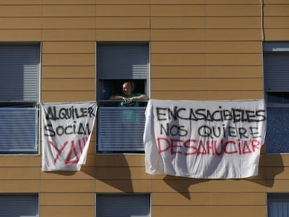 Pancartas contra la venta de casas del Ivima a Encasa Cibeles.