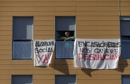 Pancartas contra la venta de casas del Ivima a Encasa Cibeles, en una imagen de 2019.