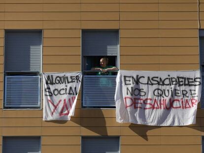 Pancartas contra la venta de casas del Ivima a Encasa Cibeles, en una imagen de 2019.