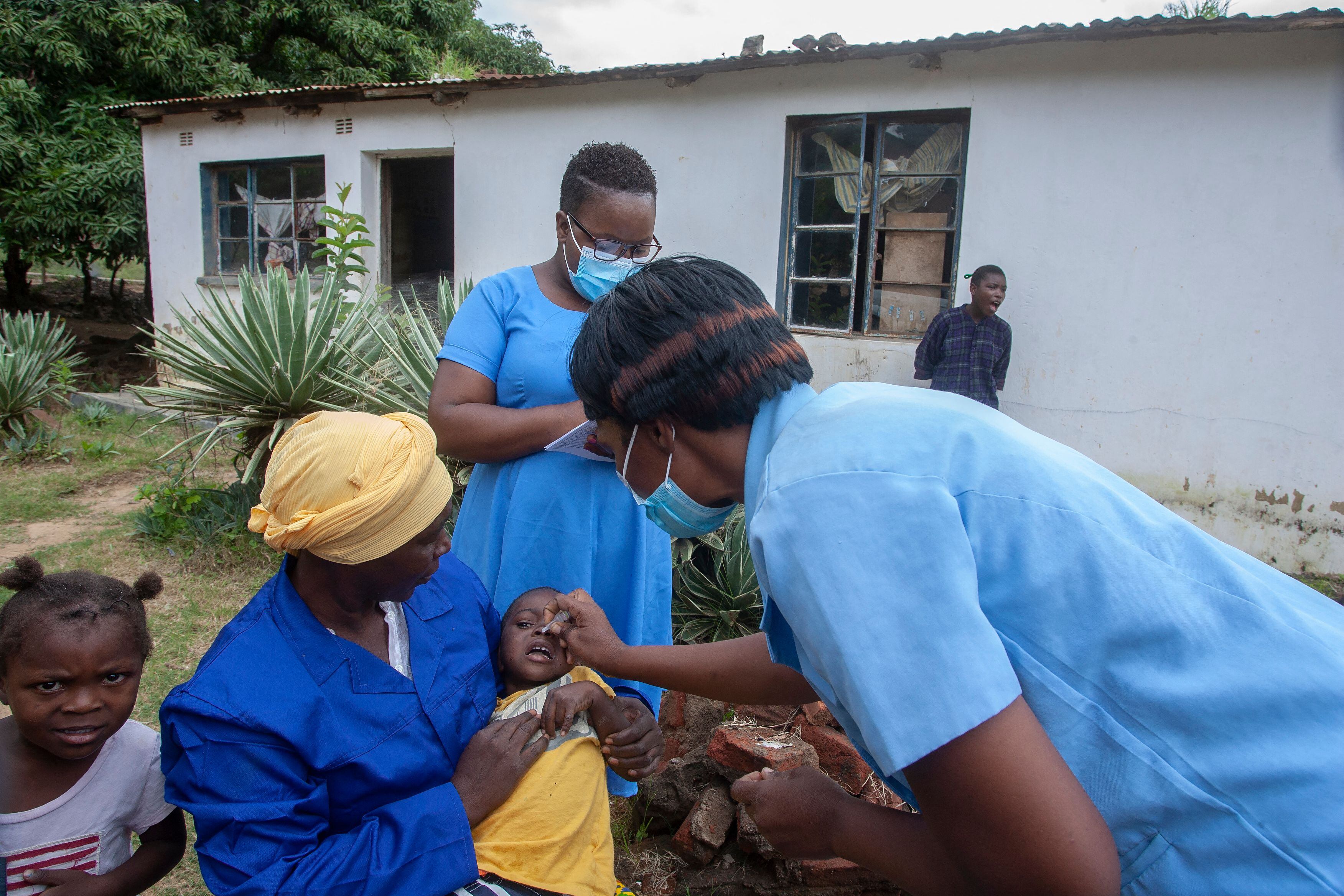Ester Lunga, asistente de salud comunitaria, da una dosis de la vacuna contra la polio durante la campaña de inmunización contra esta enfermedad en Chilinde, un barrio de Lilongwe, Malawi el 21 de marzo de 2022.