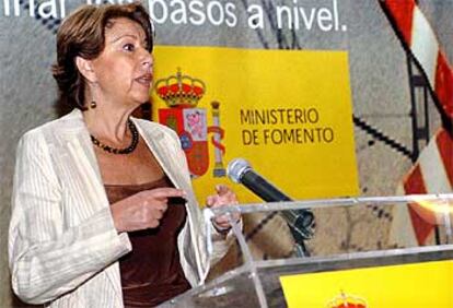 La ministra de Fomento, Magdalena Álvarez, durante la presentación de la campaña de prevención en pasos a nivel.