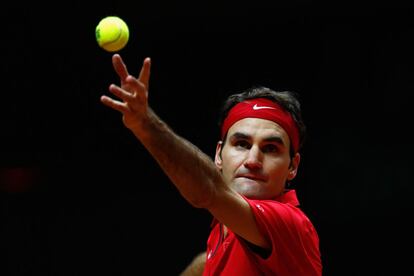 Federer, en un saque durante su duelo contra el francés Gasquet.
