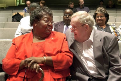 Claiborne Ellis, a la derecha, junto a Ann Atwater.