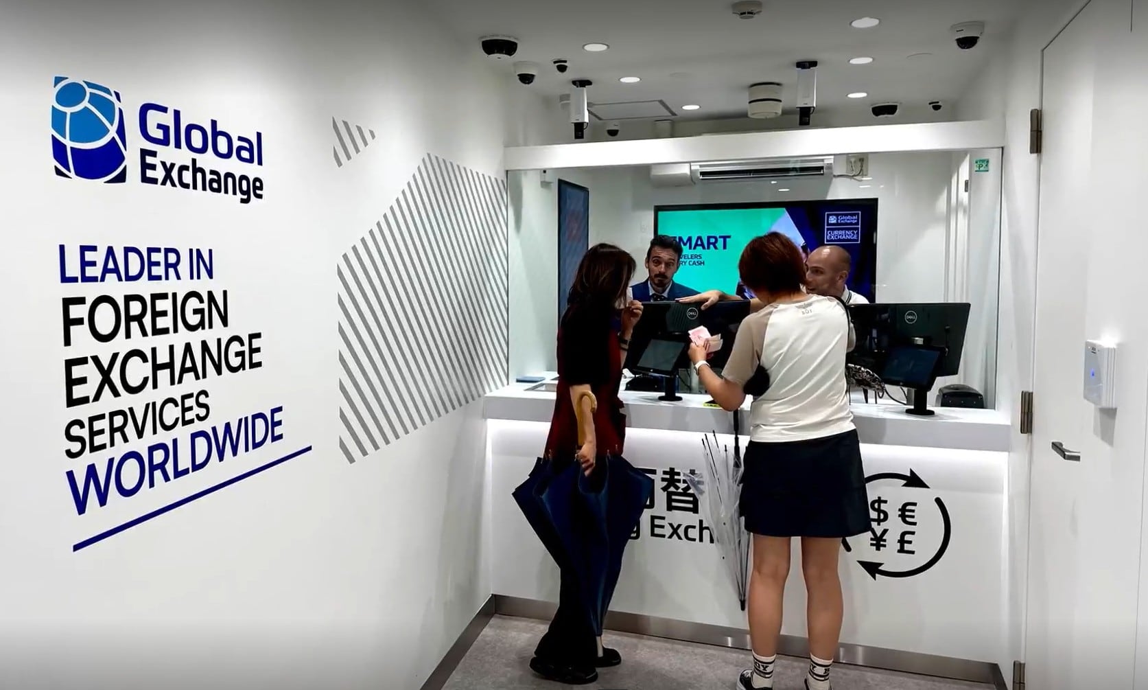 Dos clientas en una oficina de Global Exchange en Tokio (Japón), el último país en el que ha entrado este año.