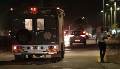 Una ambulancia militar cerca del lugar del ataque de Hezbolá en Líbano.