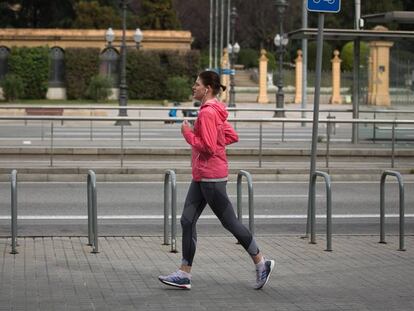 Una 'runner' a la Diagonal de Barcelona, aquest dimecres.