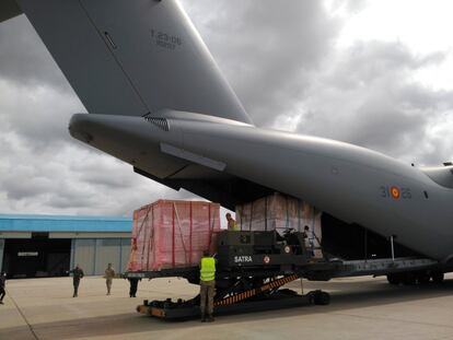 Fotografía facilitada por la Dirección de Comunicación Institucional de la Defensa que muestra a miembros del ejército mientras descargan parte de las 12 toneladas de material sanitario procedente de Shangái (China) de un avión A400M del Ejército del Aire, a su llegada este domingo a la Base Aérea de Torrejón de Ardoz, Madrid. La llegada del A400M supone el séptimo vuelo internacional desde el inicio de la crisis del coronavirus. Con esto serían ya 80 toneladas de material sanitario las que ha traído a España el Ejército del Aire en diferentes vuelos para luchar contra la pandemia.