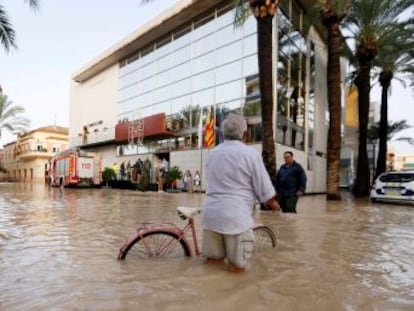 Seis personas han fallecido en lo que va de semana debido a las lluvias. A última hora del sábado, la Aemet preveía levantar todos los avisos naranjas de riesgo importante de lluvia