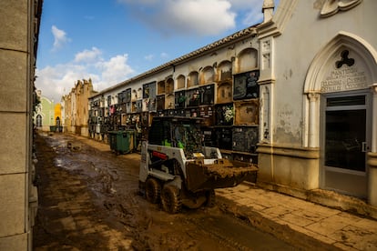 Labores de limpieza en el cementerio de Catarroja.