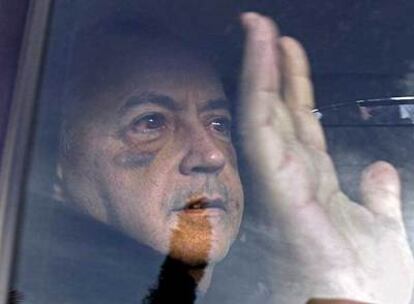 José Luis Moreno saluda tras abandonar el hospital Ruber Internacional de Madrid.